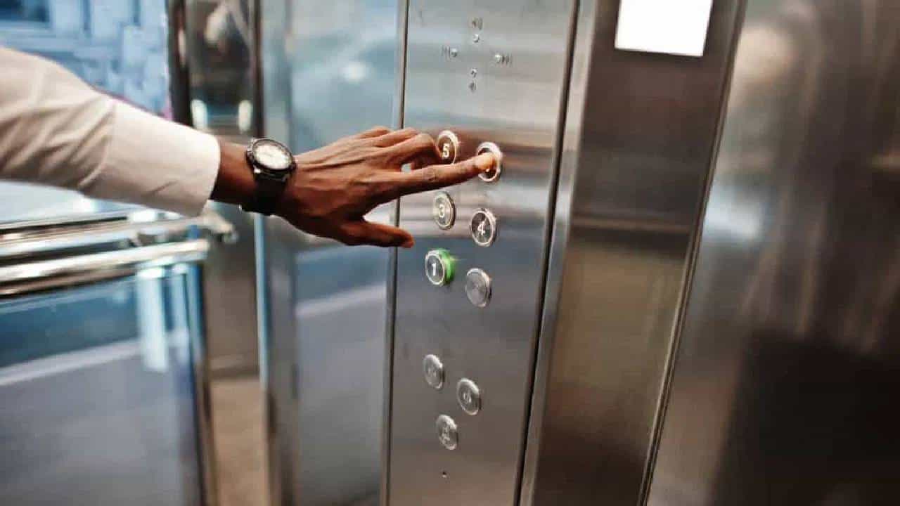 महिला प्रिन्सिपलवर सासऱ्याची वाईट नजर, अपार्टमेन्टच्या लिफ्टजवळ पुन्हा तिला..लैंगिक शोषणाचं धक्कादायक प्रकरण