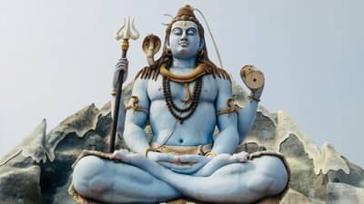 महाशिवरात्रीच्या दिवशी मंदिरामध्ये जाण्यास अडथळे येतात का? घरच्या घरी कशी करावी पूजा जाणून घ्या.....