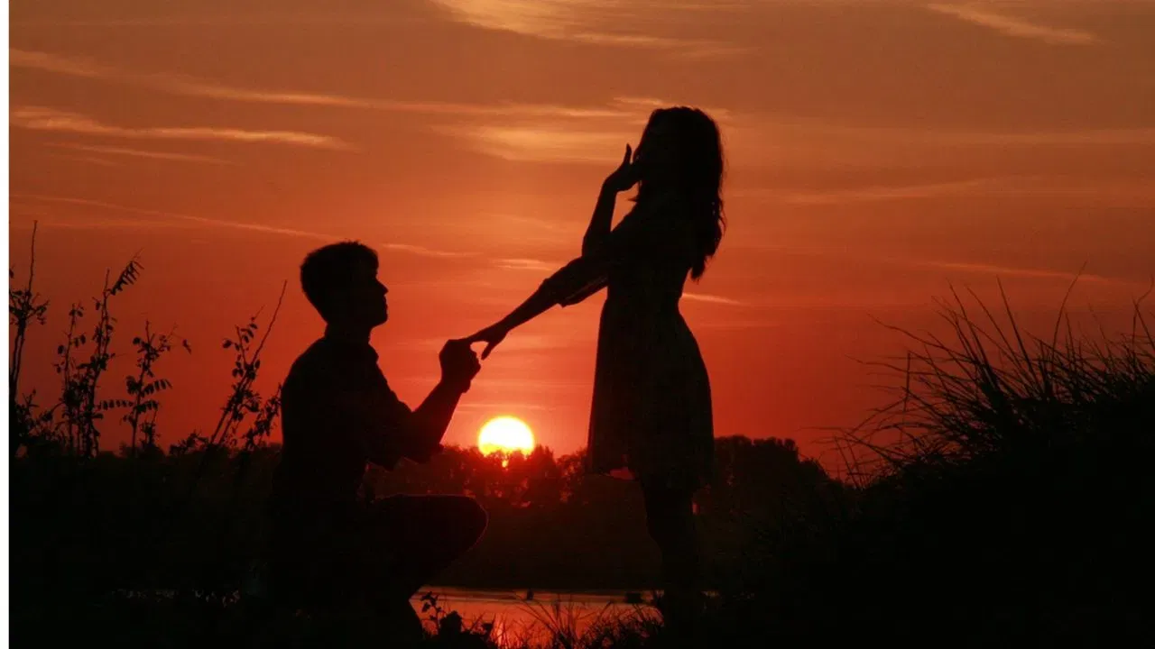 व्यक्त होण्याचे निमित्त: या महिन्यात रोझ डे, प्रपोज डे, चॉकलेट डे यांसारखे विशेष दिवस साजरे केले जातात. धावपळीच्या जीवनात आपल्या प्रिय व्यक्तीसमोर भावना व्यक्त करण्यासाठी हे दिवस एक चांगले निमित्त ठरतात.