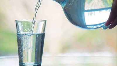 दिवसभर कोमट पाणी प्यायल्यास शरीरामध्ये काय फायदे होतात?