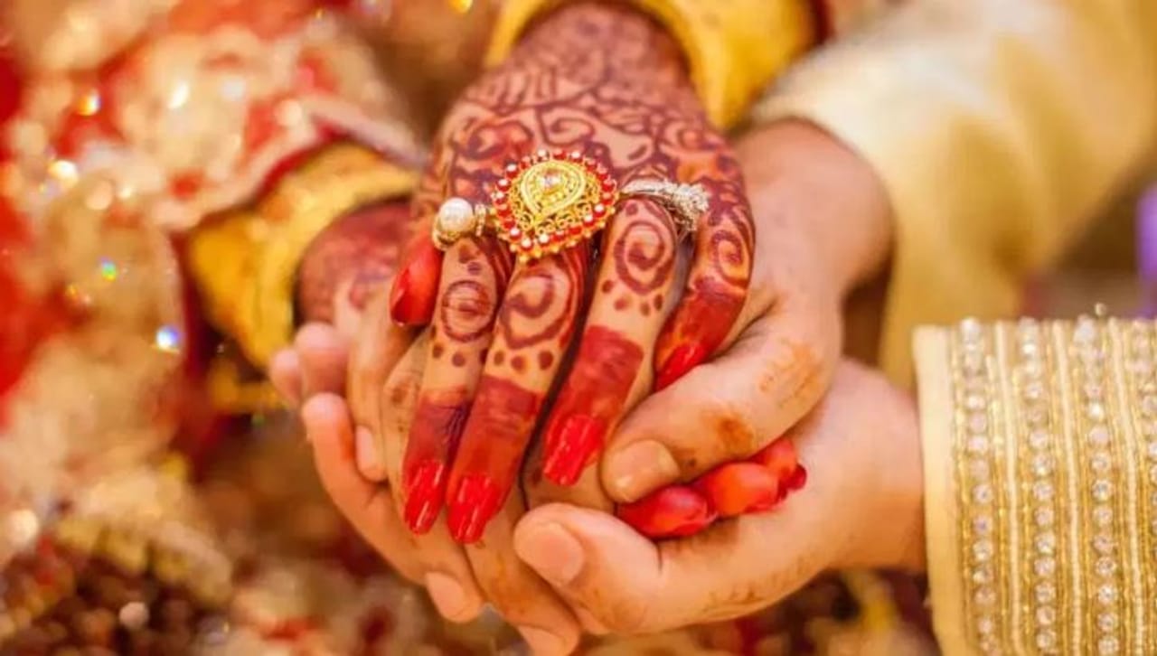 भारतात असे एक ठिकाण आहे जिथे कुटुंबातील सर्व भाऊ एकाच मुलीसोबत लग्न करतात. हिमालय क्षेत्रात अशी परंपरा आहे. त्यामुळे ही परंपरा नेमकी काय आहे? या परंपरेमागे नेमकं काय कारण आहे? या प्रश्नांची उत्तरं जाणून घेऊ या...