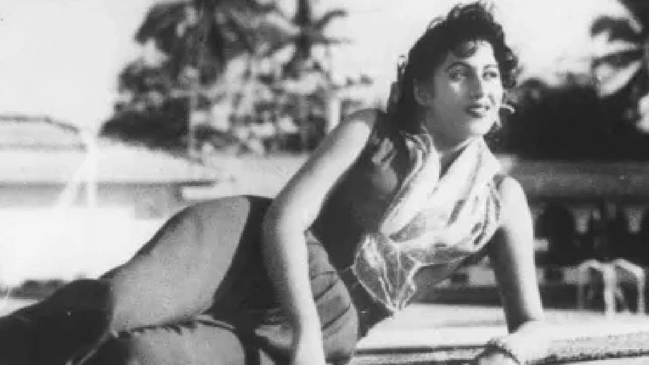 1947 साली दिग्गज कलाकार राज कपूर यांच्यासोबत आलेल्या ‘नील कमल’ या चित्रपटाने मधुबालांचे आयुष्यच बदलून टाकले. या चित्रपटानंतर त्यांनी कधीही मागे वळून पाहिले नाही. एकामागोमाग एक हिट चित्रपट देत त्या त्या काळातील सर्वात मोठ्या अभिनेत्रींपैकी एक बनल्या.