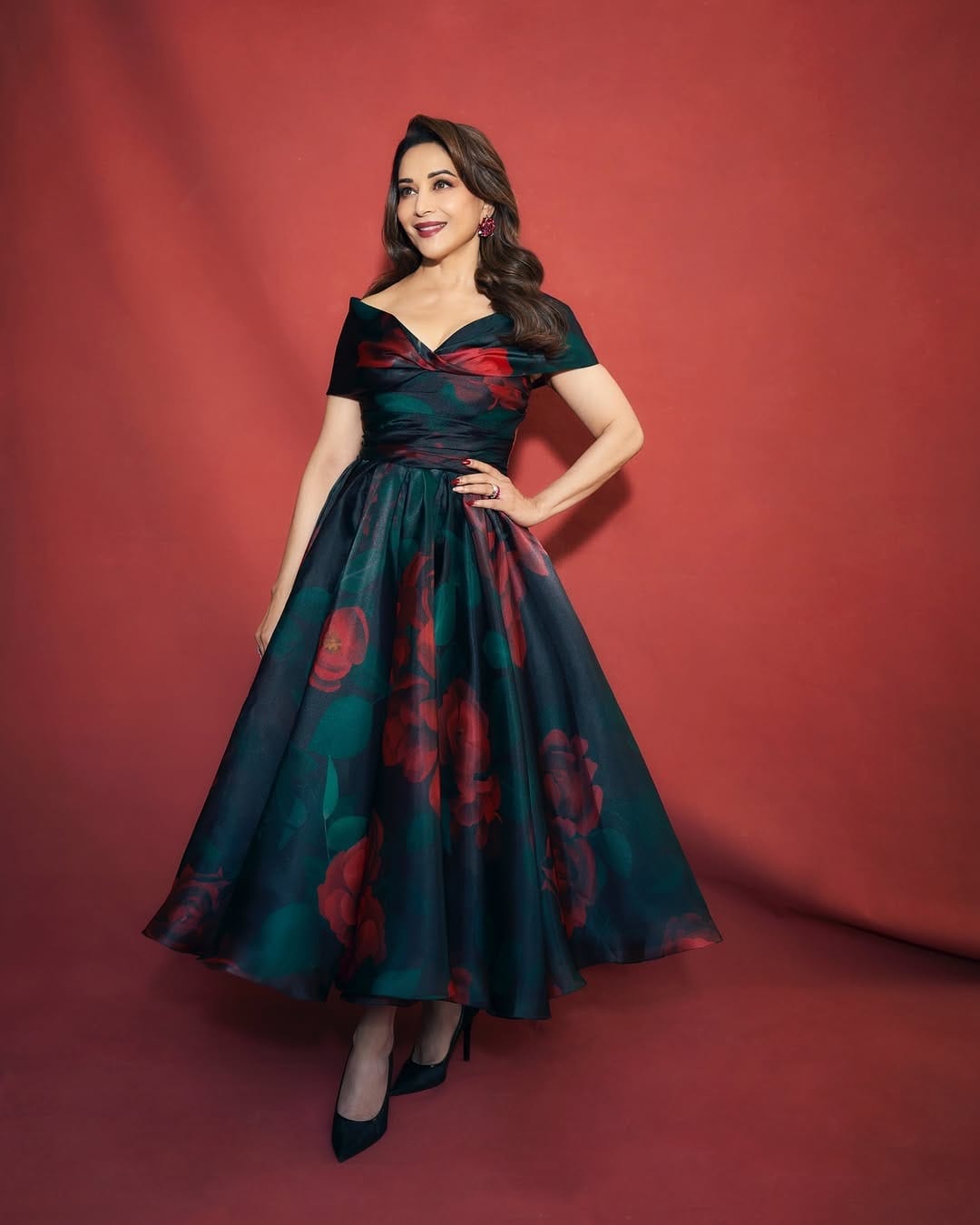 सोशल मीडियावर माधुरी कायम सक्रिय असते. सोशल मीडियावर माधुरी हिच्या चाहत्यांची संख्या देखील फार मोठी आहे. चाहत्यांच्या संपर्कात राहण्यासाठी अभिनेत्री कायम स्वतःचे फोटो आणि व्हिडीओ पोस्ट करत असते. 