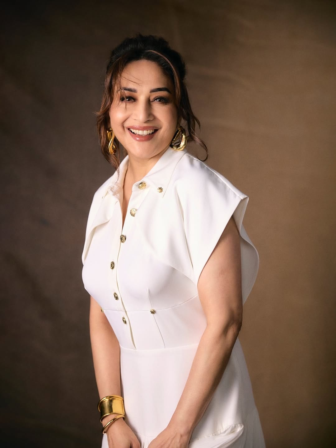 बॉलिवूडची ‘धक-धक गर्ल’ माधुरी दीक्षित अजूनही तिच्या सौंदर्याने आणि चमकदार त्वचेने घायाळ करत. साठीच्या उंबरठ्यावर असताना देखील माधुरी चाहत्यांना फॅशन गोल्स देत असते. तिच्या चाहत्यांची संख्या देखील फार मोठी आहे. 