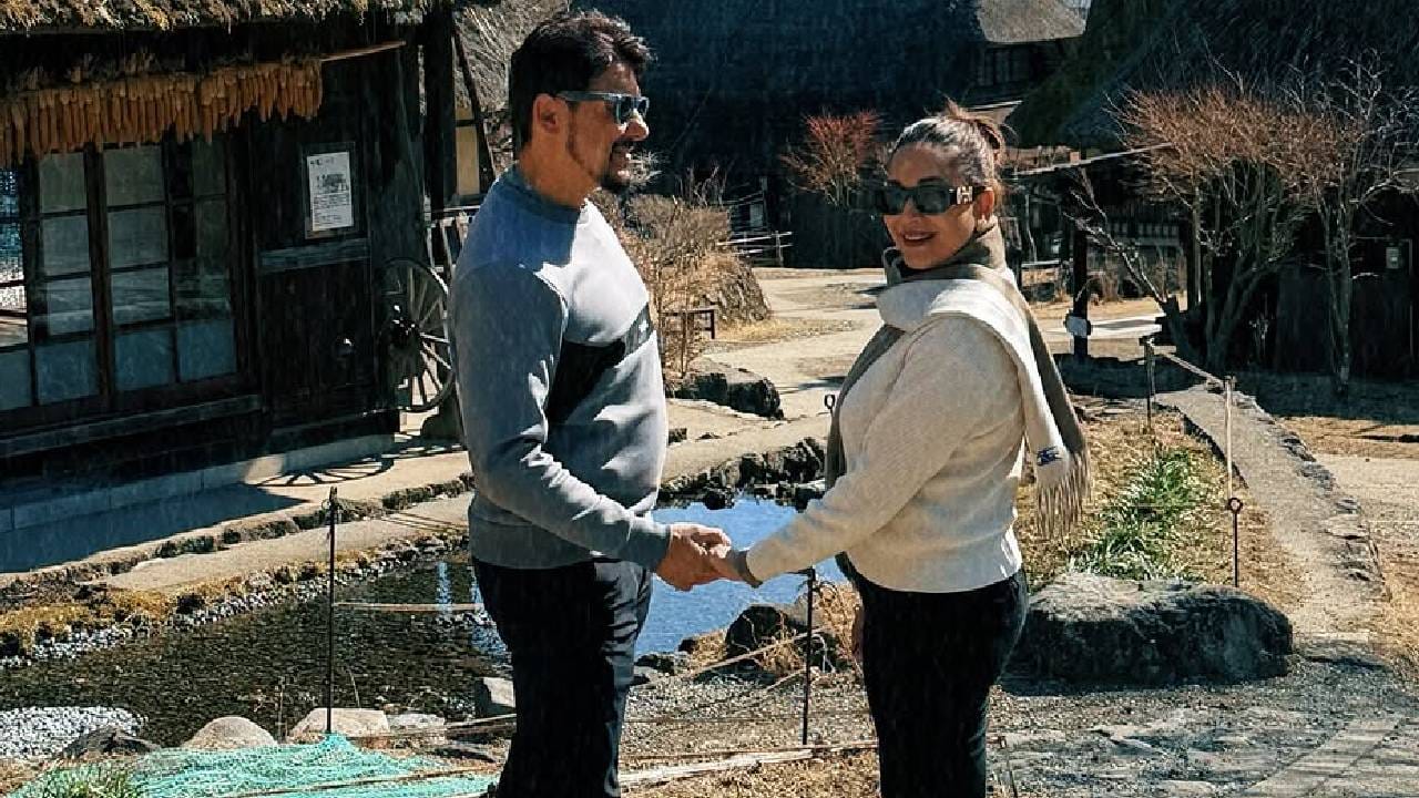 बॉलिवूडची 'धकधक गर्ल' अर्थात अभिनेत्री माधुरी दीक्षित सध्या पतीसोबत सुट्ट्यांचा आनंद घेतेय. माधुरी दीक्षित आणि तिचे पती डॉ. श्रीराम नेने हे जपानमध्ये भटकंती करत आहेत. या ट्रिपचे सुंदर फोटो माधुरीने इन्स्टाग्रामवर पोस्ट केले आहेत. 
