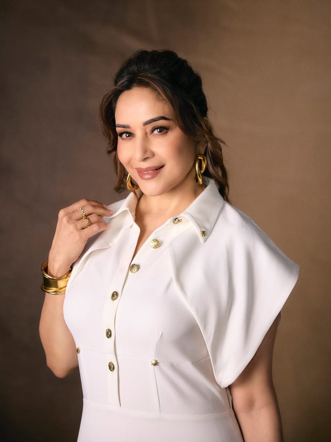 अभिनेत्री माधुरी दीक्षित हिच्याबद्दल काहीही वेगळं सांगण्याची गरज नाही. अभिनेत्रीने आता देखील काही फोटो पोस्ट करत चाहत्यांनी चकित केलं आहे. पांढऱ्या ड्रेसमध्ये माधुरी प्रचंड क्लासी आणि बोल्ड दिसत आहे... 