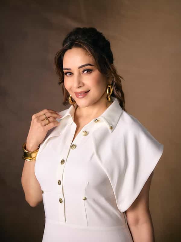 अभिनेत्री माधुरी दीक्षित हिच्याबद्दल काहीही वेगळं सांगण्याची गरज नाही. अभिनेत्रीने आता देखील काही फोटो पोस्ट करत चाहत्यांनी चकित केलं आहे. पांढऱ्या ड्रेसमध्ये माधुरी प्रचंड क्लासी आणि बोल्ड दिसत आहे...