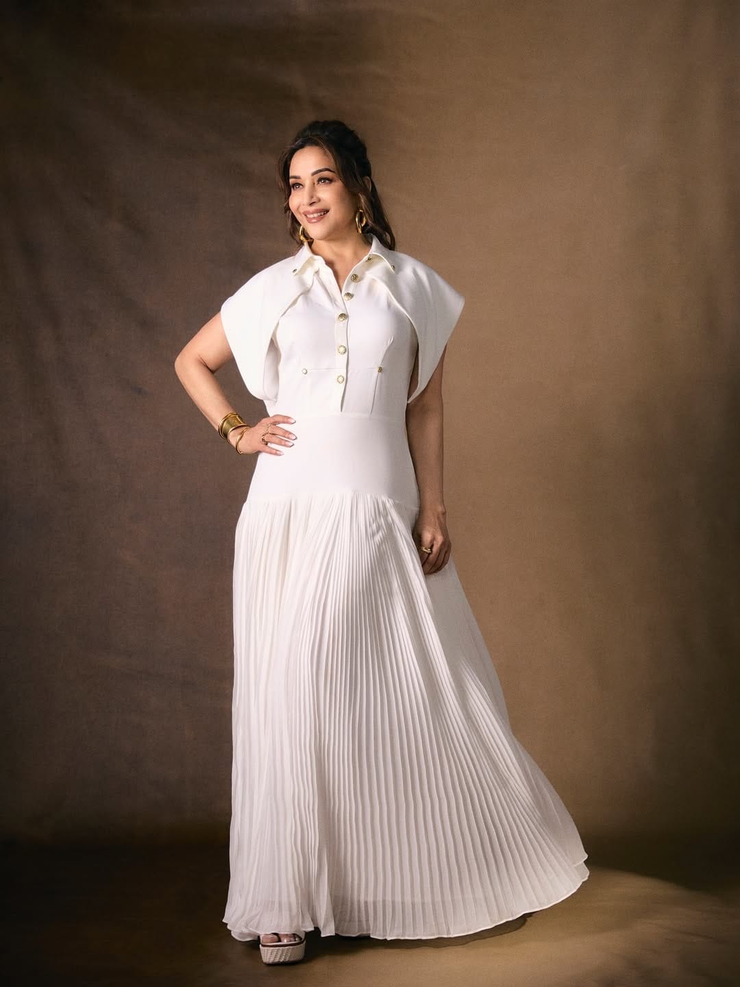 सध्या सर्वत्र माधुरी हिच्या लूकची चर्चा रंगली आहे. यावेळी माधुरीने फक्त फोटो पोस्ट केले नाहीतर. त्यावर लक्षवेधी कॅप्शन देखील  लिहिलं आहे... फोटो पोस्ट करत माधुरी म्हणाली, फक्त नम्रपणा तुमच्यासोबत कायम राहणारा..