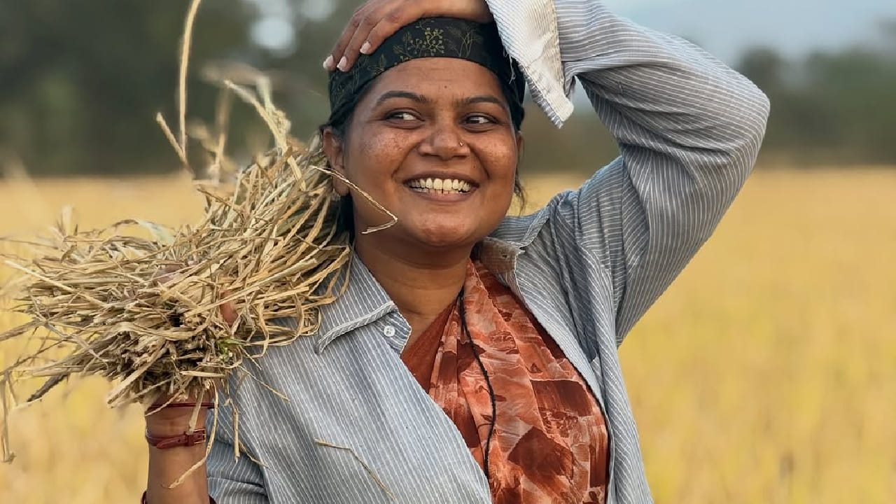 मराठी अभिनेत्री नम्रता संभेराव ही गेल्या अनेक दिवसांपासून महाराष्ट्राची हास्यजत्रा यामध्ये काम करत आहे. 