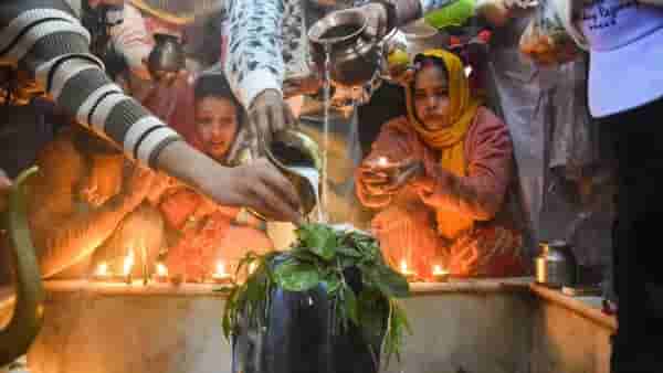 Mahashivratri 2026 :15 की 16 फेब्रुवारी, महाशिवरात्रीचा उपवास कधी करावा? पूजा आणि अभिषेक करण्याची वेळ काय?