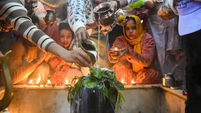 Mahashivratri 2026 :15 की 16 फेब्रुवारी, महाशिवरात्रीचा उपवास कधी करावा? पूजा आणि अभिषेक करण्याची वेळ काय?