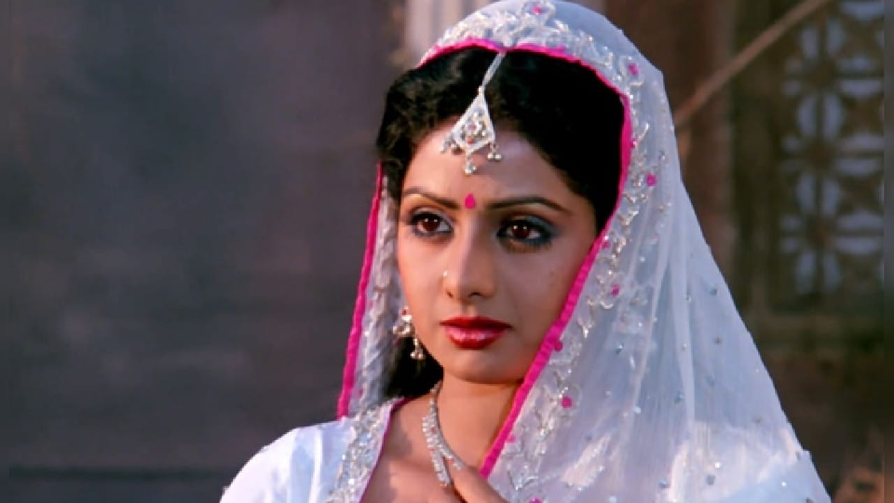 आपल्या अप्रतिम अभिनयाने, भावपूर्ण डोळ्यांनी आणि प्रभावी स्क्रीन प्रेझेन्सने त्यांनी प्रेक्षकांच्या मनावर अधिराज्य गाजवले. आज आपण त्यांच्या कारकिर्दीतील एका अशा गाण्याबद्दल जाणून घेणार आहोत ज्याने लोकप्रियतेचे सर्व विक्रम मोडले आणि ज्यामुळे त्यांची स्टारडम आणखी उंचावली.