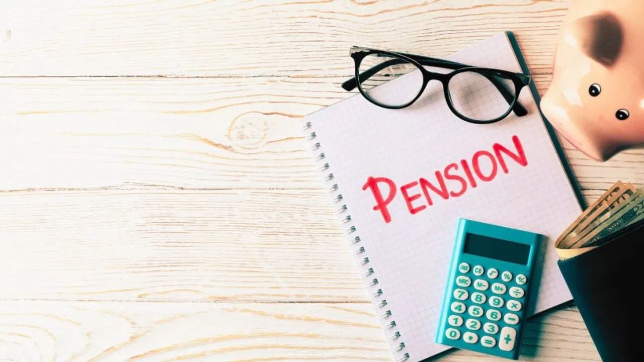 EPFO आणि  PF चे बेसिक नियम प्रत्येक पगारी कर्मचाऱ्याच्या बेसिक सॅलरीतून १२ टक्के रक्कम पीएफमध्ये जाते. कंपनीकडूनही तेवढेच योगदान दिले जाते. यात ८.३३ टक्के EPS म्हणजे पेन्शन फंडात जातो. हाच फंड निवृत्तीनंतर पेन्शन देत असतो. 