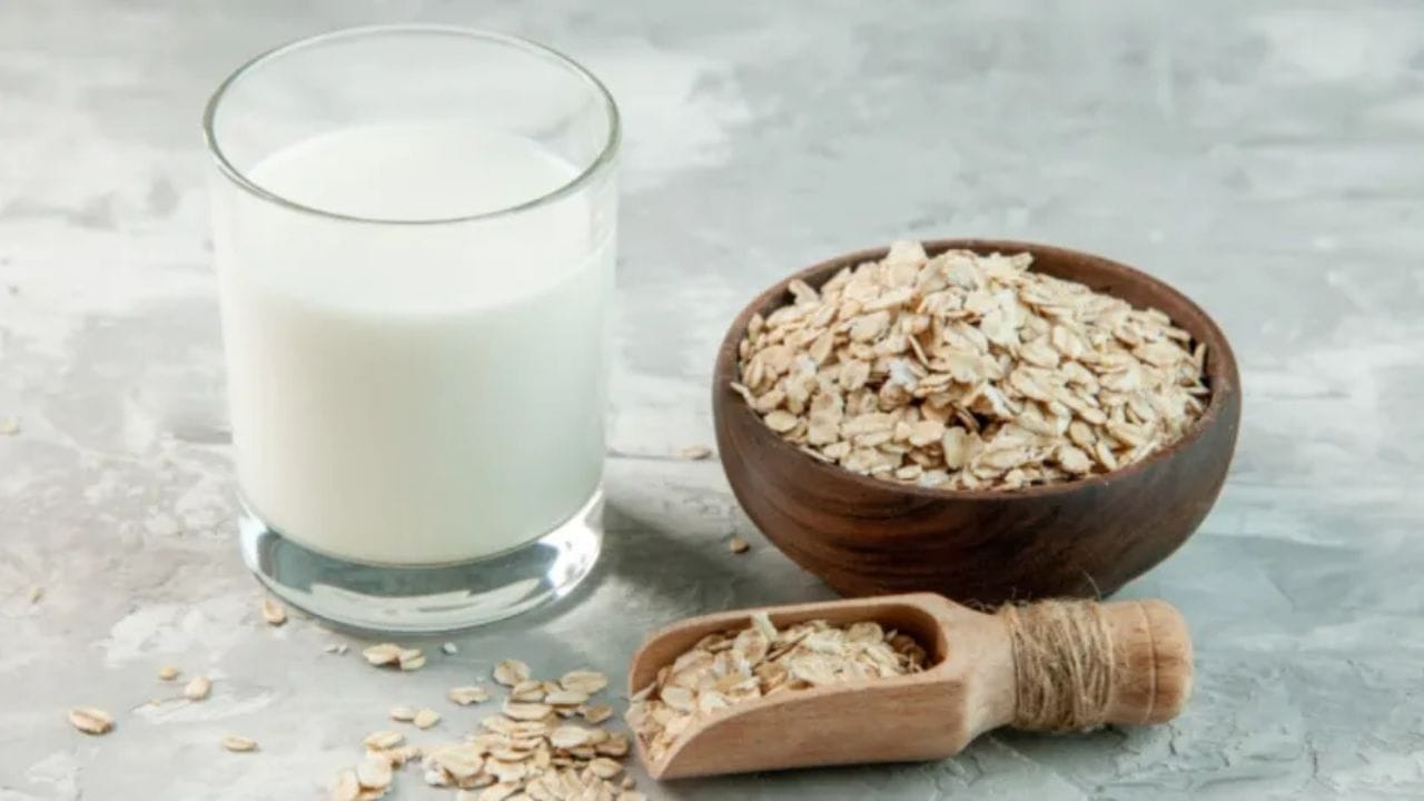 ओट्सचे रेग्युलर सेवन हार्टची हेल्थ सुधारण्यास मदत करते. जर तुम्ही हृदया संबंधित गंभीर आणि जीवघातक आजारांना कमी करु इच्छीत असाल तर या फ्लॅक्स सीड्सना आपल्या डेली डाएटचा प्लानचा भाग बनवू शकता.