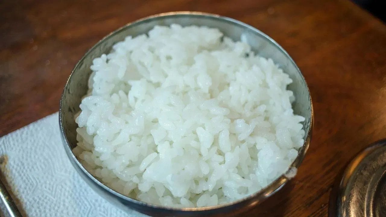  बदलत्या जीवनशैलीमुळे लोक रात्री उशीरा जेवायला बसतात. रात्रीच्या भात खाल्ल्याशिवाय अनेकांना पोट भरल्यासारखे वाटत नाही. मात्र,रात्री जेवणात भात खाल्ल्याने अनारोग्याला आमंत्रण ठरु शकते.