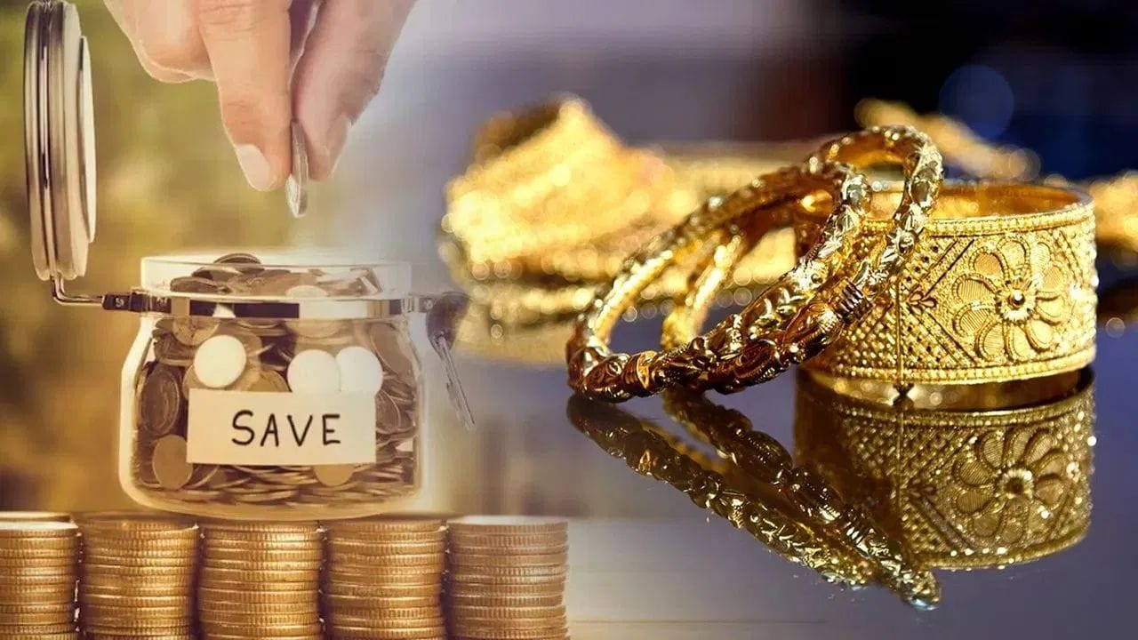  सोन्यातील गुंतवणूक कधीही निश्चित आणि हमी परतावा देत नाही. मात्र सोने हे दीर्घकाळात लक्षणीय नफा देऊ शकते. शिवाय, सोन्याचे भाव हे सतत  वाढतच आहेत. चलनाचे मूल्य कमी झाल्यावर सोन्याचे मूल्य नेहमीच वाढते. सध्या सोन्याच्या किमतींमध्ये वेळोवेळी प्रचंड चढ-उतार होत आहेत.