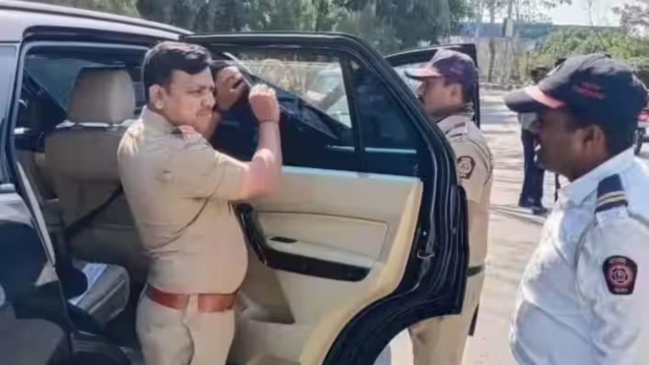 काळ्या फिल्मसाठी दंड शहर आणि गुन्ह्याच्या तीव्रतेवर अवलंबून असतो. पहिल्यांदा असा गुन्हा केल्यास दंड ५०० ते १००० रुपयांपर्यंत असतो. जर वाहन पुन्हा पकडले गेले तर ही रक्कम वाढवली जाते. बऱ्याच प्रकरणांमध्ये, वारंवार उल्लंघन केल्याने वाहन जप्त देखील केले जाऊ शकते.