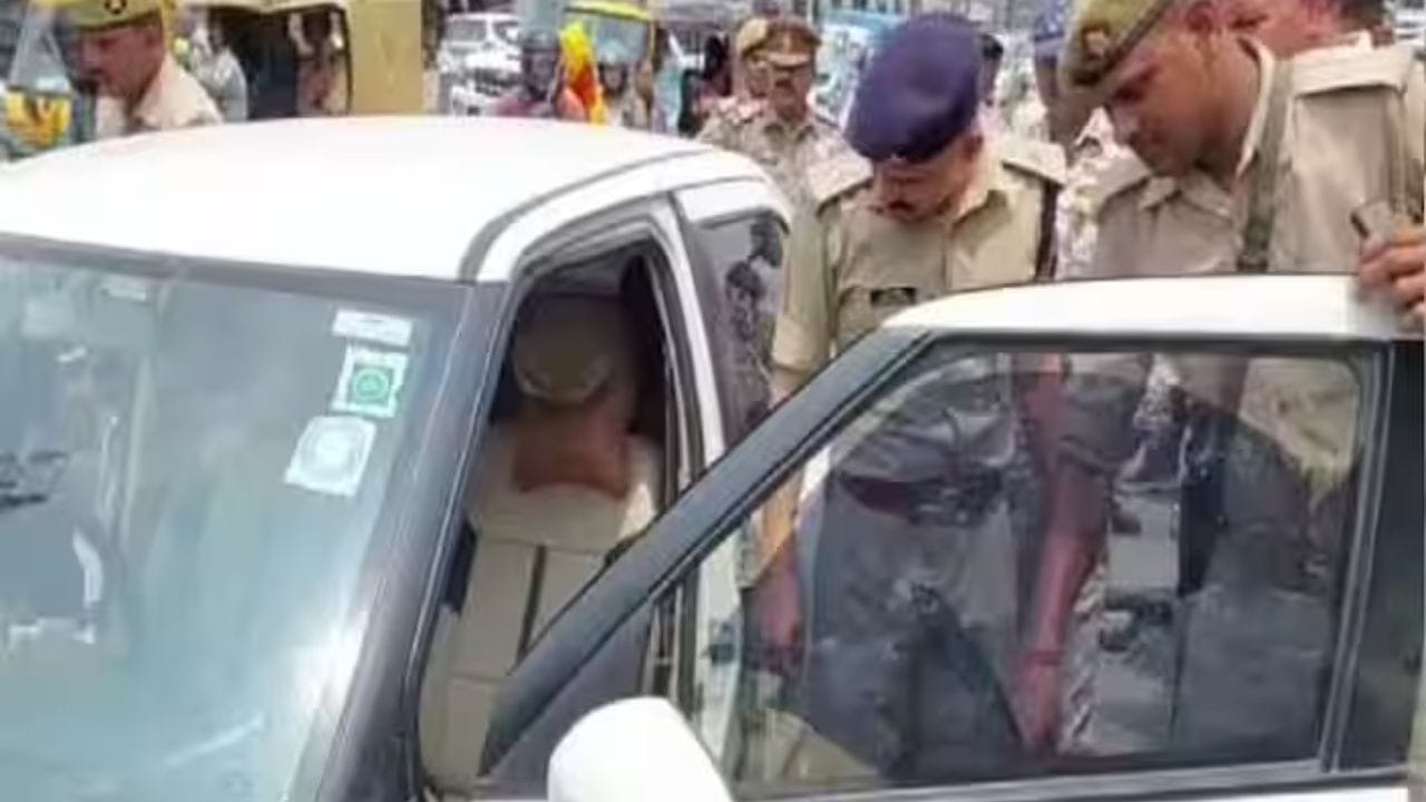 रस्त्यावर कार चालवताना, तुम्हाला अनेक प्रकारच्या कार दिसतील. प्रवासात तुम्हाला काही कारवर वेगवेगळे फिचर्स पाहिले असतील. कधीकधी तुम्ही काही कारवर काळी फिल्म लावलेली पाहिली असेल. 