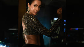 52 वर्षांची मलायका फिटनेसमध्ये तरुणींना टक्कर, काळ्या साडीतील फोटो....