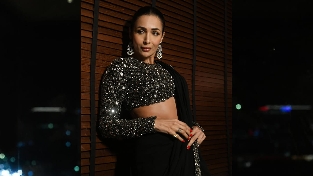 साडीला साजेसा मेकअप आणि देखणी ज्वेलरी यामुळे तिचा लुक अधिक खुलून दिसत आहे. मिनिमल पण एलिगंट स्टाइलमुळे ती नेहमीप्रमाणेच अत्यंत सुंदर आणि फिट दिसत आहे.