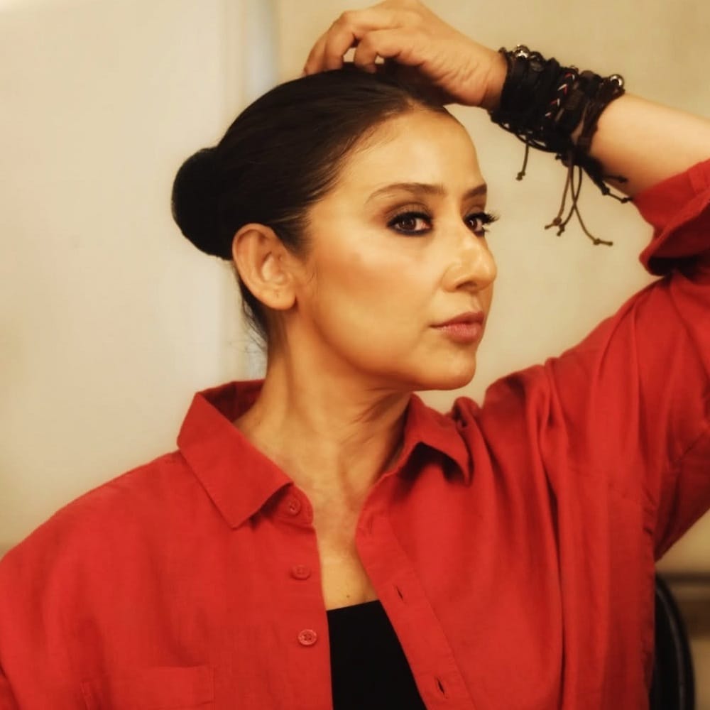 अभिनेत्री मनिषा कोईराला स्वतःचे फोटो सोशल मीडियावर पोस्ट करत आहे. गेल्या अनेक वर्षांपासून अभिनेत्री अभिनयापासून दूर होती. पण 'हीरामंडी' मुळे चर्चेत होती. आता देखील चाहते 'हीरामंडी' सीरिजच्या दुसऱ्या भागाच्या प्रतिक्षेत आहेत.