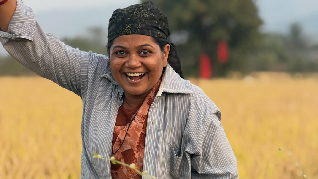 अशातच आता तिने तिचे शेतात काम करतानाचे काही सुंदर फोटो शेअर केले आहेत. जे सध्या खूप चर्चेत आले आहेत. 