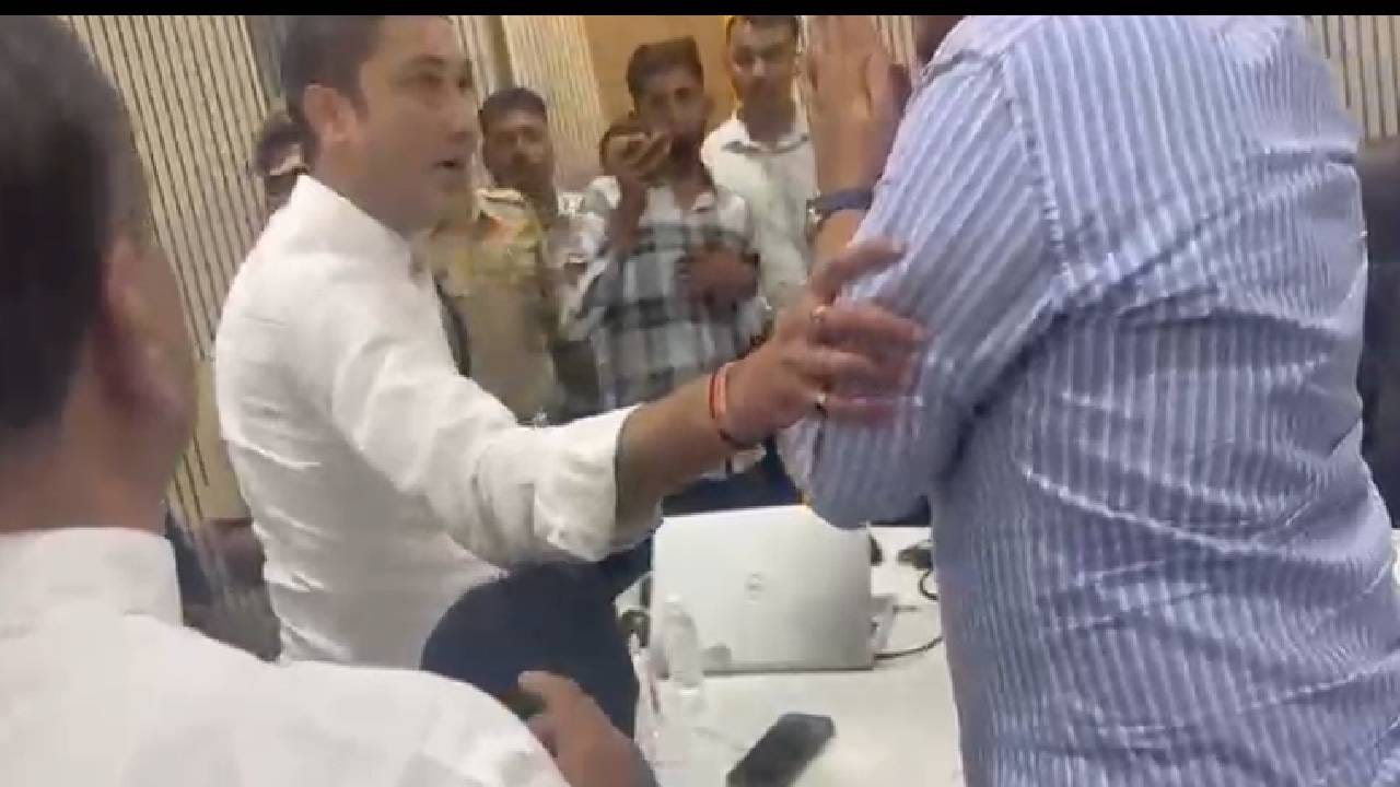 एफआयआर नोंदवण्यासाठी तिथे लॅपटॉप आणलेला. तेवढ्यात एक मोठा अधिकारी तिथे आला. त्याने येऊन सांगितलं की, एफआयआर होणार नाही. मग, आम्ही विचारलं की का नाही होणार? ते म्हणाले नाही नोंदवणार एफआयआर. तुम्हाला जिथे जायचय तिथे जा असं म्हणाले. एफआयआर करणं आमचा अधिकार आहे. त्यांना वरुन कोणाचा फोन आला? एफआयआर नोंदवायला घेतली मग का कॅन्सल केली? असा सवाल रोहित पवार यांनी विचारला. 