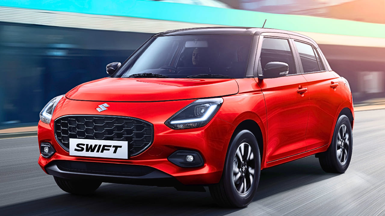 मारुती स्विफ्ट अनेक वर्षांपासून भारतीय तरुणांची पहिली पसंती राहिली आहे. 2026 मॉडेलमध्ये अधिक स्पोर्टी आणि शार्प डिझाइन देण्यात आले आहे. स्लीक हेडलाइट्स, मस्क्युलर बंपर आणि युनिक अलॉय व्हील्समुळे ही गाडी महागड्या युरोपियन हॅचबॅकसारखी दिसते.