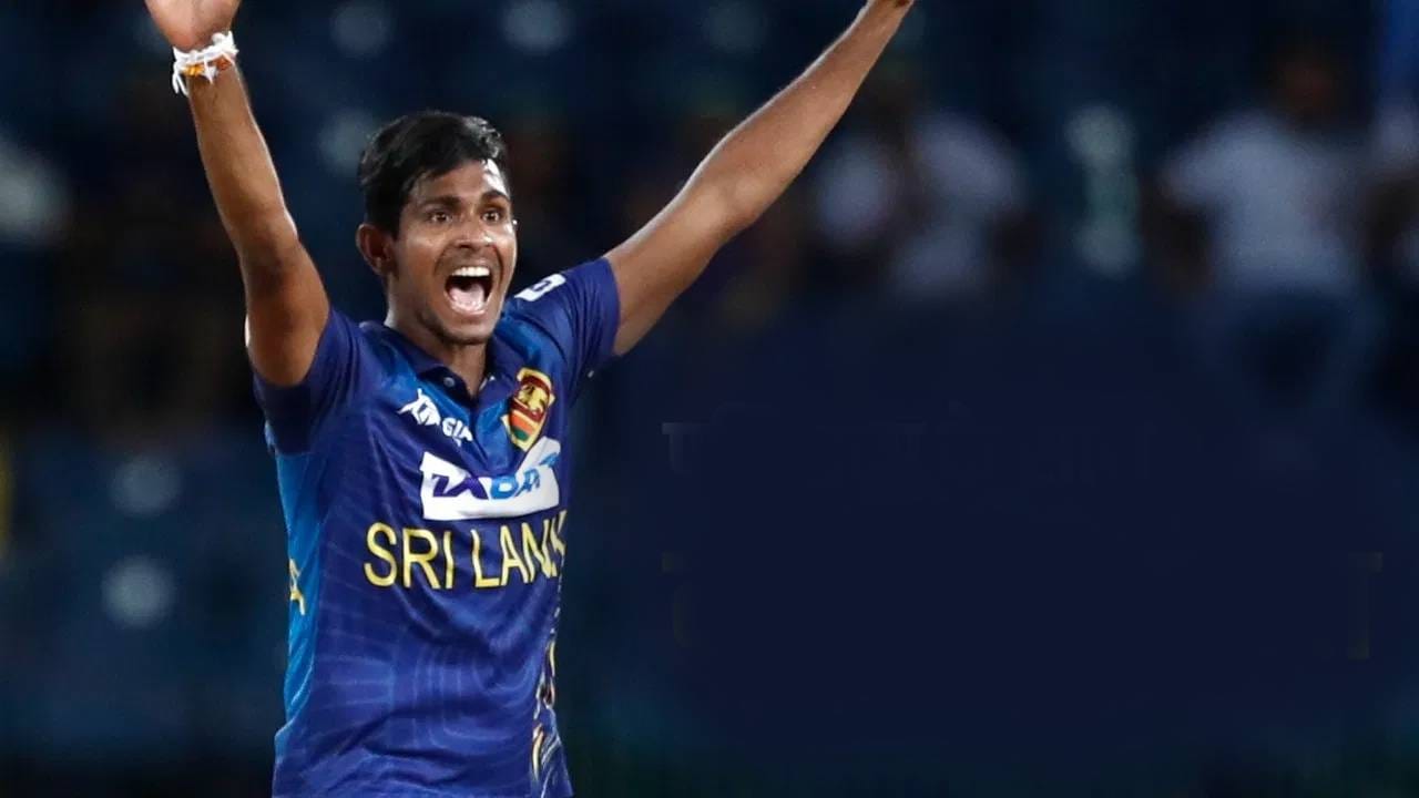 टी20 वर्ल्डकप 2026 स्पर्धेचं यजमानपद असलेल्या श्रीलंकेने सुपर 8 फेरीत जागा मिळवली आहे. साखळी फेरीत ओमान, ऑस्ट्रेलिया आणि आयर्लंडला पराभूत करून सुपर 8 फेरीतील स्थान पक्कं केलं आहे. असं असताना श्रीलंकेला या फेरीपूर्वी मथीसा पथिरानाच्या रुपाने धक्का बसला आहे. (Photo- PTI)