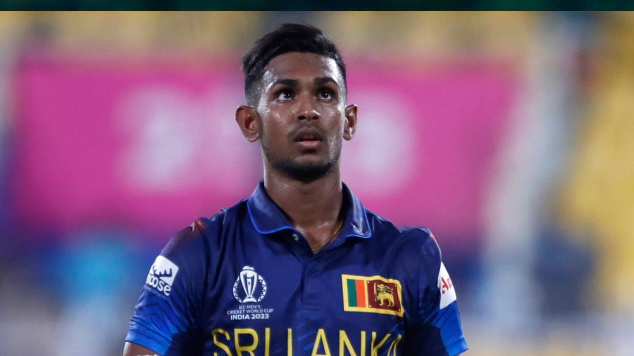 पथिराना ऑस्ट्रेलिया विरूद्धच्या सामन्यात हॅमस्ट्रिंगच्या दुखापतीने त्रस्त झाला. त्यामुळे पहिलं षटकंही पूर्ण टाकू शकला नव्हता. आता टी20 वर्ल्डकप स्पर्धेला मुकला आहे. रिपोर्टनुसार, पथिराना तीन आठवडे मैदानात उतरणार नाही.  (Photo: Getty Images)