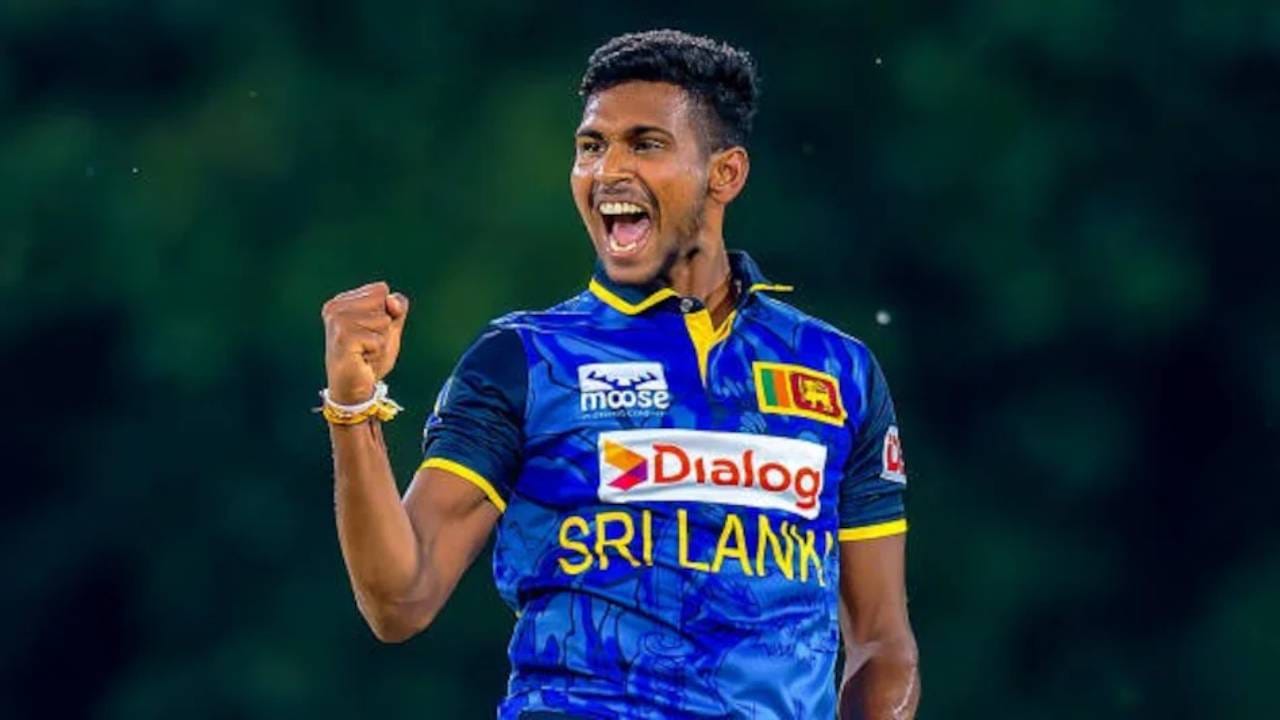 श्रीलंकेच्या मिडिया रिपोर्टनुसार, मथिशा पाथिरानाचे स्कॅनिंग झाले असून रिपोर्ट अद्याप प्रलंबित आहेत. पण पाथिराना दुखापतीमुळे तीन आठवड्यांपर्यंत बाहेर राहण्याची शक्यता आहे. पण दुखापत लवकर बरी झाली नाही तर तो आयपीएल 2026 मधूनही बाहेर पडू शकतो. (Photo: Getty Images)
