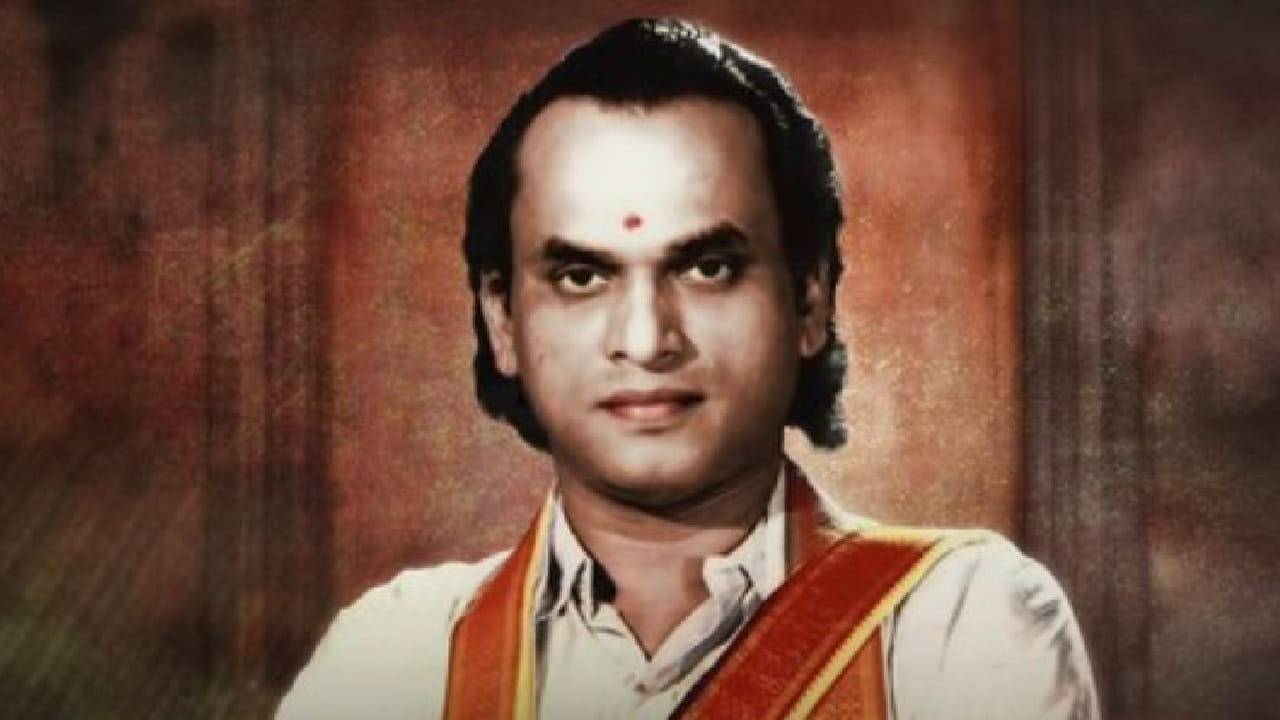 घरातून पळून जाऊन त्यांनी मदुरै येथे प्रसिद्ध संगीतगुरू पोन अय्यंगार यांच्याकडे तब्बल सहा वर्षे कठोर कर्नाटक संगीताचे प्रशिक्षण घेतले. या काळात त्यांनी भजनं, कीर्तनं आणि धार्मिक गीतांचे सखोल ज्ञान मिळवले. 1920 च्या दशकाच्या अखेरीस त्यांनी रंगमंचावर पाऊल ठेवले आणि त्यांच्या मधुर, भारदस्त आवाजाने प्रेक्षकांना अक्षरशः मंत्रमुग्ध केले. अल्पावधीतच ते रंगभूमीवरील सुपरस्टार बनले.