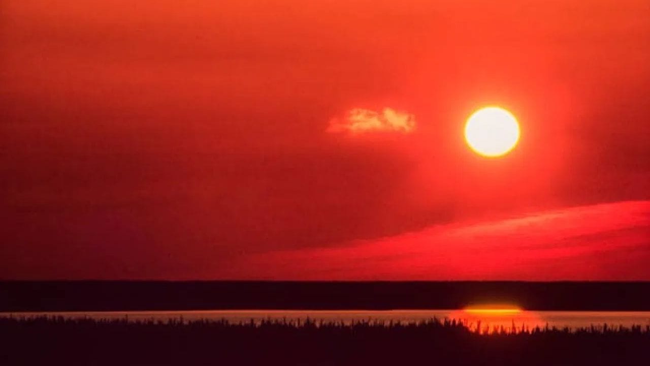 हिवाळ्यातील स्थिती: उन्हाळ्यात जसा सतत प्रकाश असतो, तसेच हिवाळ्यात याउलट परिस्थिती असते. नोव्हेंबर ते जानेवारी या काळात येथे अनेक दिवस सूर्य उगवतच नाही, ज्याला 'पोलर नाईट्स' म्हटले जाते.