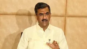 बदलापूरमध्ये अल्पवयीन विद्यार्थीनीचा विनयभंग, विरोधक आक्रमक, सरकारने.