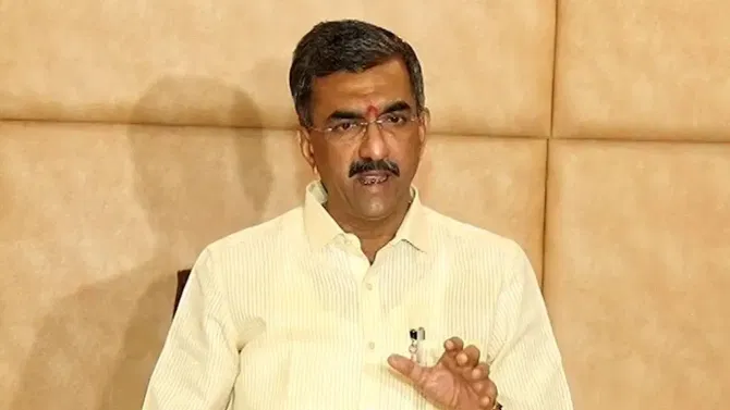 बदलापूरमध्ये अल्पवयीन विद्यार्थीनीचा विनयभंग, विरोधक आक्रमक, सरकारने