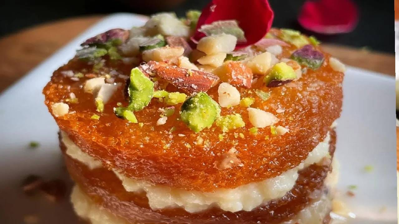 इफ्तारसाठी खास शाही टुकडा इफ्तारसाठी खास शाही टुकडा बनवायचा असेल तर प्रथम ब्रेडचे आवडीप्रमाणे गोल, चौकोनी किंवा त्रिकोणी तुकडे करा. हे तुकडे साजूक तुपात छान सोनेरी रंग येईपर्यंत तळा किंवा हलक्या तुपात शॅलो फ्राय करा. दुसरीकडे दूध उकळायला ठेवा आणि त्यात चवीनुसार साखर मिसळा. थोड्या थंड दुधात 4-5 चमचे कस्टर्ड पावडर गाठी न राहू देता कालवून ते उकळत्या दुधात घाला. मिश्रण लवकरच घट्ट होईल. सर्व्ह करताना तळलेले ब्रेडचे तुकडे ताटात मांडून त्यावर घट्ट केलेले दूध ओता. वरून पिस्त्याचे काप, बदाम-काजू तुकडे आणि वेलची पूड भुरभुरा. वेगळ्या पद्धतीने द्यायचे असल्यास तळलेले ब्रेड आधी साखरेच्या पाकात हलके बुडवून घ्या, नंतर ताटात ठेवून गरम केलेला मावा वर पसरवा. अशा प्रकारे तयार केलेला शाही टुकडा इफ्तारसाठी समृद्ध आणि स्वादिष्ट पर्याय ठरतो.