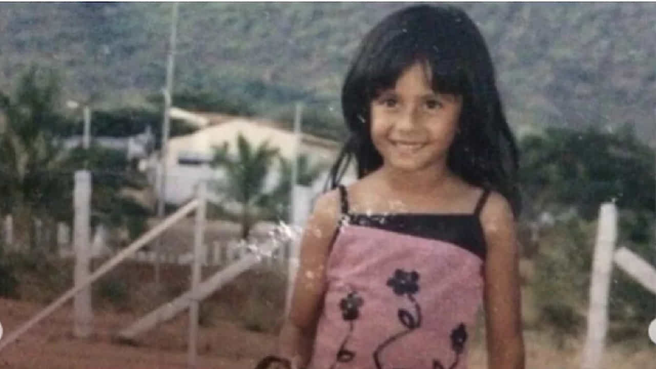 कचऱ्यामध्ये सापडलेल्या मुलीला या सुपरस्टारने मारली मिठी, दिलं सुंदर नाव, आता सौंदर्यावरून नजर हटवणे कठीण