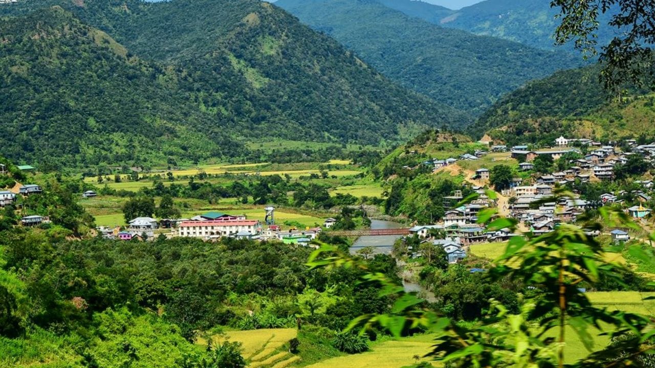 भौगोलिक वैशिष्ट्य: मिजोरम हे ईशान्य भारतातील डोंगराळ आणि निसर्गरम्य राज्य असून हिरवाई आणि जैवविविधतेसाठी प्रसिद्ध आहे. 