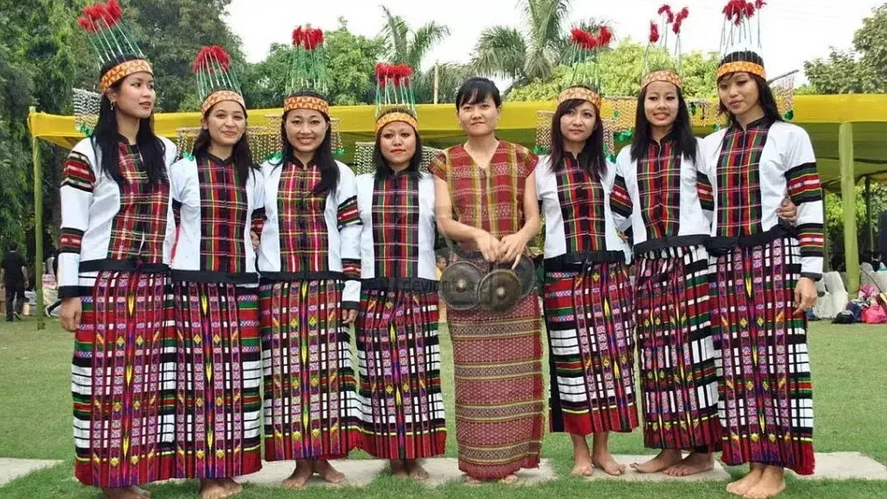 दोन देशांची सीमा: मिजोरमची सीमा पश्चिमेला बांगलादेश आणि पूर्व व दक्षिणेला म्यानमार या दोन देशांशी जोडलेली आहे. त्यामुळे या दोन देशांमध्ये पायी जाता येते. 