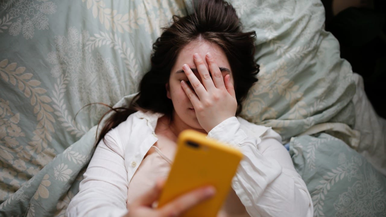 यामुळे सकाळी उठल्यावर किमान अर्धा ते एक तास फोनला हात लावू नका. मोबाईल ऐवजी कोमट पाणी प्या. थोडा वेळ व्यायाम किंवा योगा करा. तसेच घरच्या लोकांशी गप्पा मारा.