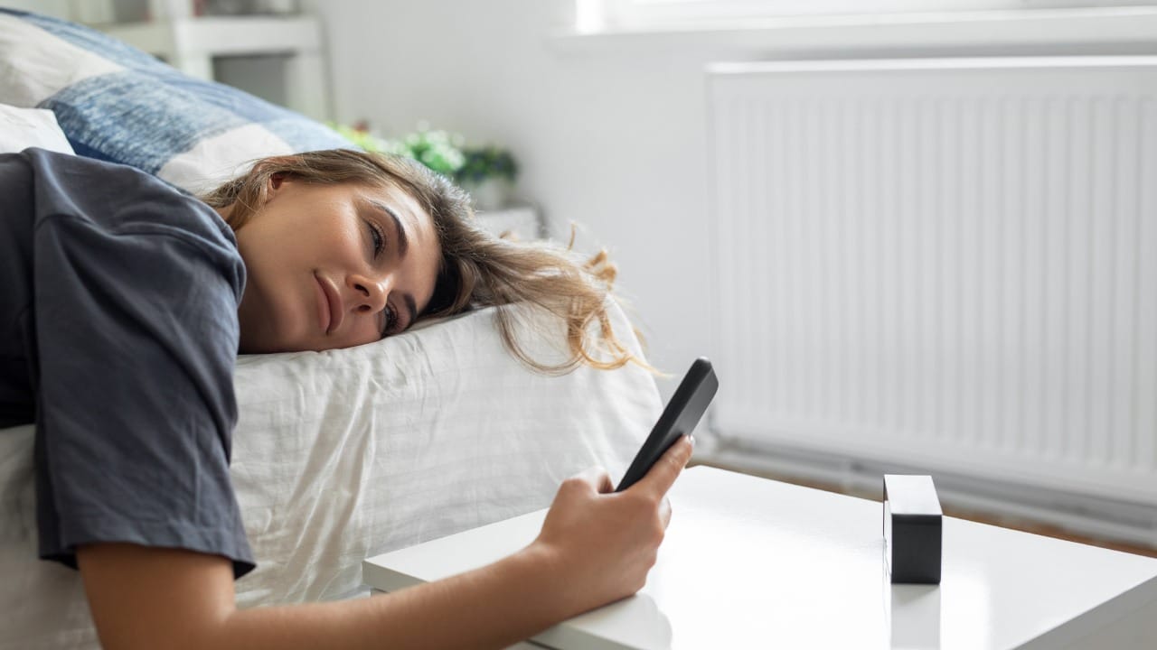 मोबाईलवर एखादा चुकीचा मेसेज किंवा नकारात्मक बातमी वाचली की दिवसाची सुरुवातच टेन्शनने होते. यामुळे तुम्हाला दिवसभर उत्साही वाटण्याऐवजी मानसिकदृष्ट्या थकल्यासारखे वाटते.