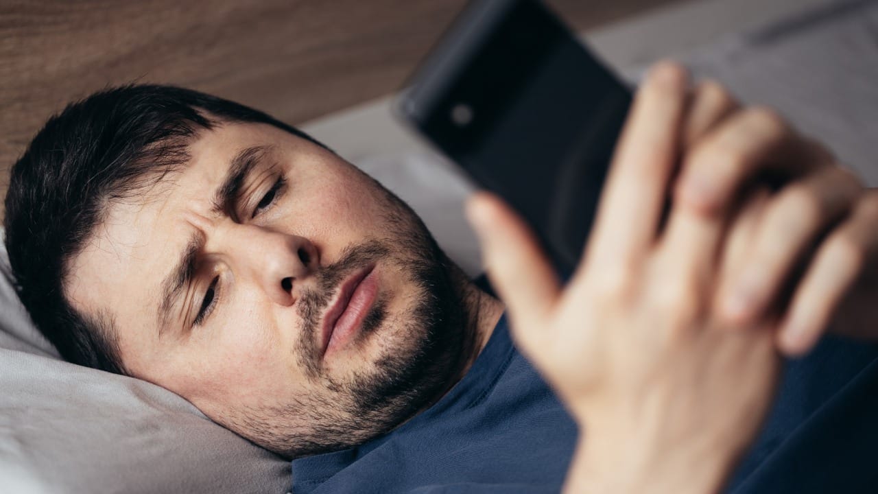 आपण रात्रभर अंधारात शांत झोपतो. त्यामुळे डोळ्यांवरील ताण कमी झालेला असतो. पण सकाळी उठल्यानंतर लगेच फोन घेतल्याने अचानक मोबाईलचा प्रखर प्रकाश डोळ्यांवर पडतो. त्यामुळे डोळ्यांना थकवा जाणवतो. तसेच डोळे चुरचुरू लागतात.