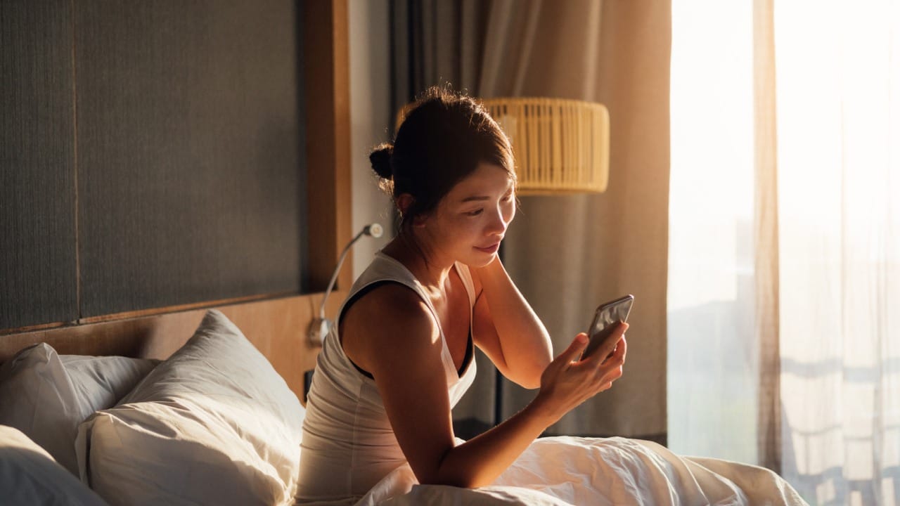 सकाळी उठल्याबरोबर फोन पाहिल्याने तुमचा मेंदू स्वतःच्या कामाचा विचार करण्याऐवजी इतरांच्या मेसेजला उत्तर देण्यात किंवा रिल्स पाहण्यात व्यस्त होतो. यामुळे दिवसभर कोणत्याही एका कामात मन लागत नाही.