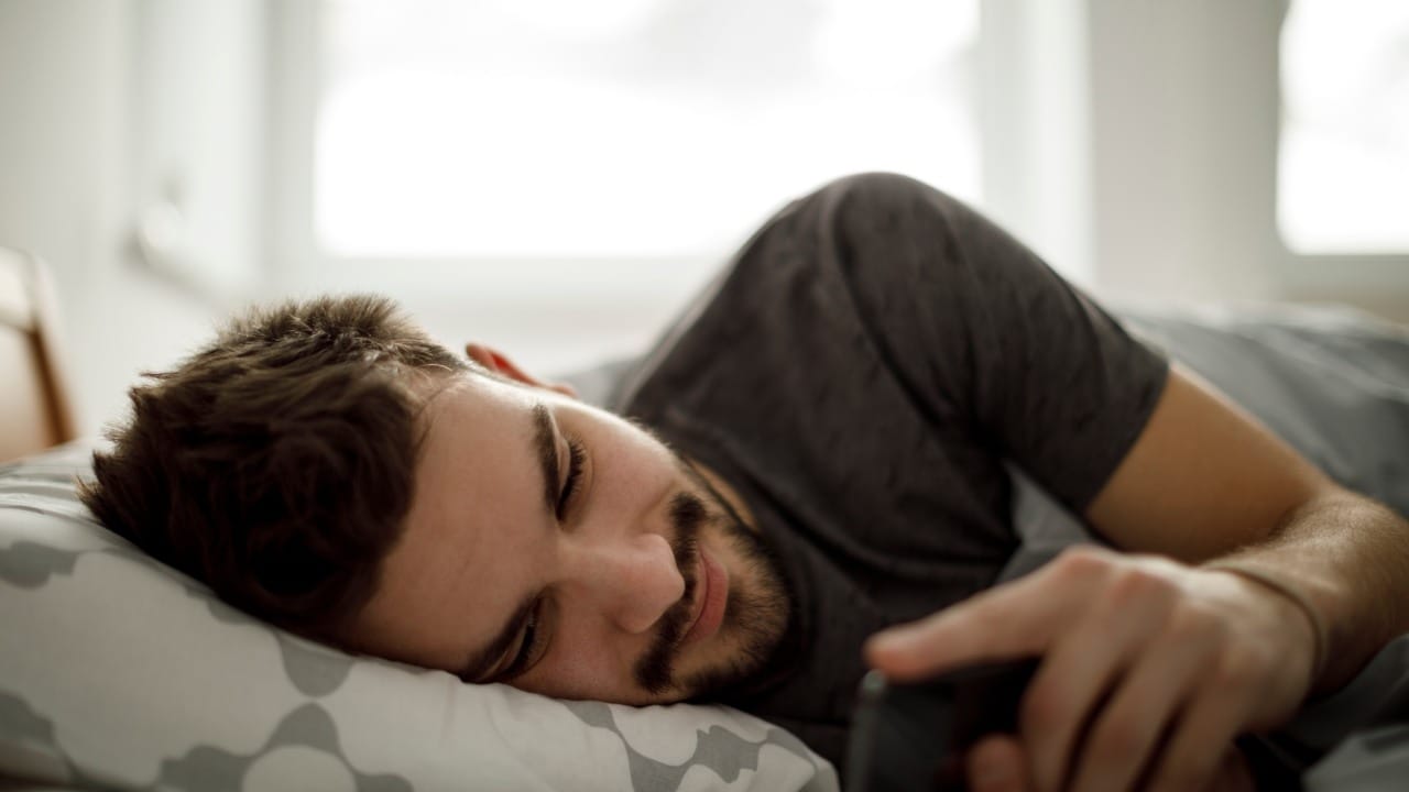 झोपेतून उठल्यावर आपला मेंदू संथ गतीने काम करायला सुरुवात करतो. अशातच अचानक फेसबुक, व्हॉट्सॲप किंवा बातम्या पाहिल्याने मेंदूवर माहितीचा प्रचंड भडिमार होतो. यामुळे दिवसभर डोकं जड वाटणे किंवा चिडचिड होणे असे प्रकार घडतात.