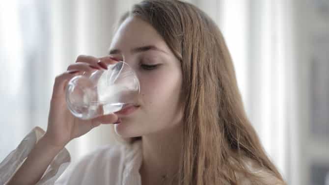 सकाळी रिकाम्या पोटी किती पाणी प्यावे? योग्य वेळ कोणती? जाणून घ्या