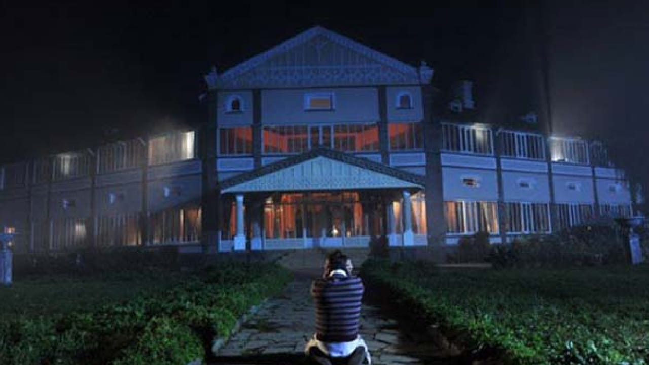 Horror Movie: हॉलीवूड आणि साऊथ सिनेसृष्टीत अनेक भयानक हॉरर चित्रपट तयार झाले आहेत, ज्यांनी आपल्या प्रत्येक सीनमधून प्रेक्षकांना अक्षरशः घाबरवून सोडले. मात्र, बॉलिवूडमध्येही असाच एक हॉरर चित्रपट आहे ज्याने केवळ भीतीच नाही तर बॉक्स ऑफिसवरही मोठा गदारोळ निर्माण केला होता. 