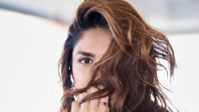 लोकल ट्रेनमधून उडी मारण्यासाठी दारावर..; मराठमोळ्या अभिनेत्रीच्या मनात का आला आत्महत्येचा विचार?