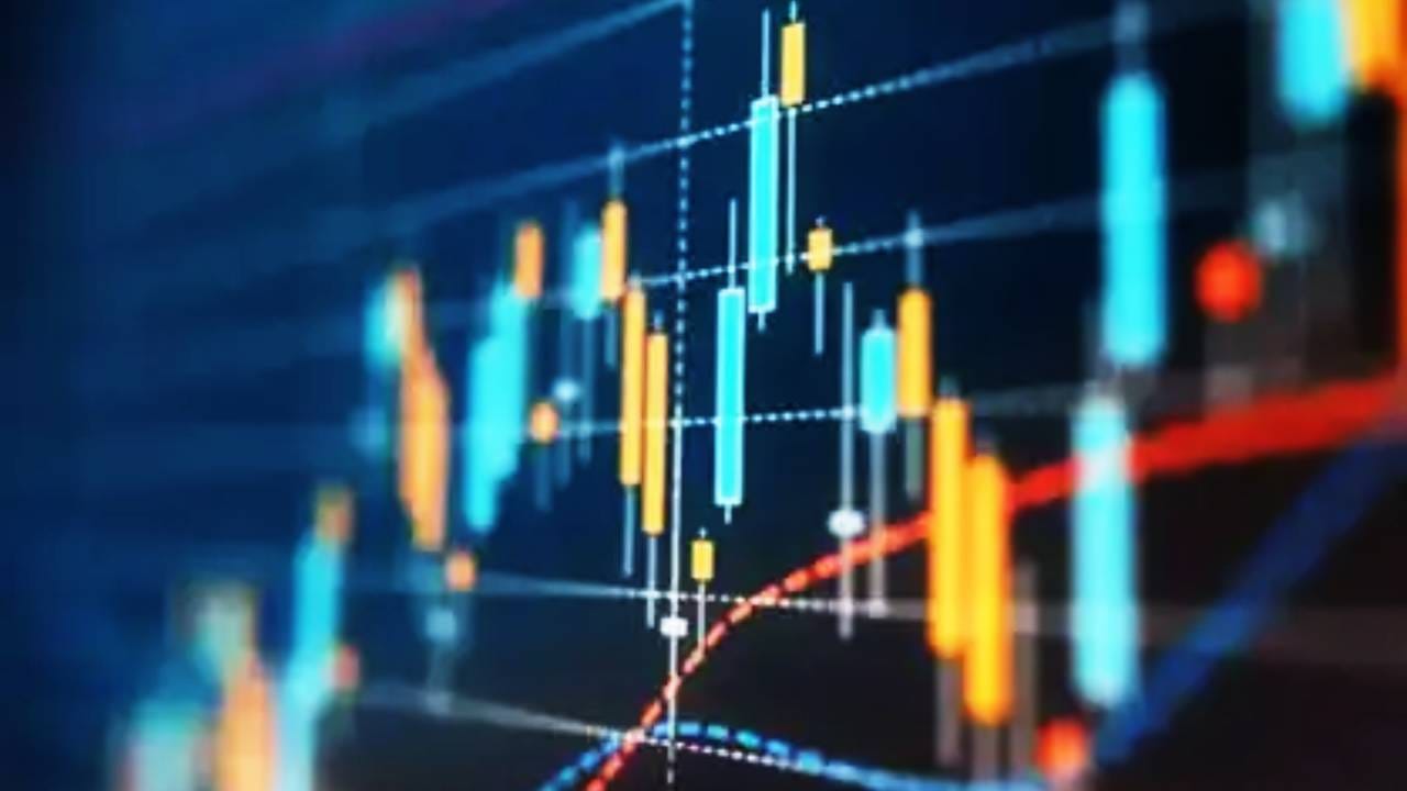 RDB इन्फ्रास्ट्रक्चर अँड पॉवर या शेअरने बाजारात मोठी मजल मारली. आज 4 फेब्रुवारी रोजी  इंट्राडे सत्रात हा शेअर 4 टक्क्यांनी वाढला. नॅशनल स्टॉक एक्सचेंजच्या यादीत घेण्याच्या प्रस्तावाला मंजूरी मिळाल्यानंतर या शेअरने ही भरारी घेतली आहे. बुधवारी या स्टॉकने 66.98 रुपयांच्या दिवसभरातील उच्चांक गाठला होता. त्यामुळे ट्रेडर्ससह गुंतवणूकदारांचा फायदा झाला. 