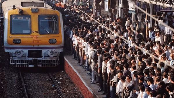 Mumbai : मध्य रेल्वेवरील प्रवाशांसाठी महत्त्वाची सूचना देण्यात आली आहे. कांजूरमार्ग रेल्वे स्थानकावरील पादचारी उड्डाणपुलाच्या कामासाठी विशेष ब्लॉक घेण्यात येणार आहे. या कामाअंतर्गत 6 मीटर रुंदीचे चार मोठे गर्डर रोड क्रेनच्या सहाय्याने बसविण्यात येणार आहेत.