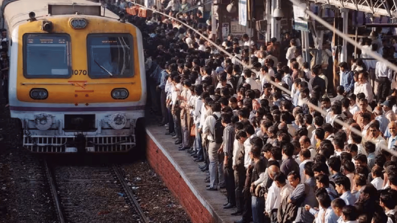 Mumbai : मध्य रेल्वेवरील प्रवाशांसाठी महत्त्वाची सूचना देण्यात आली आहे. कांजूरमार्ग रेल्वे स्थानकावरील पादचारी उड्डाणपुलाच्या कामासाठी विशेष ब्लॉक घेण्यात येणार आहे. या कामाअंतर्गत 6 मीटर रुंदीचे चार मोठे गर्डर रोड क्रेनच्या सहाय्याने बसविण्यात येणार आहेत.